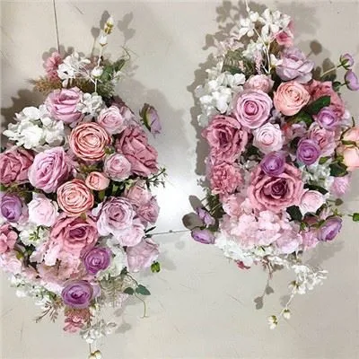 Casament amb arc de flors falses