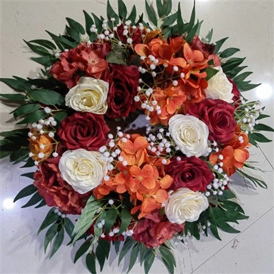 Corona de flors artificials