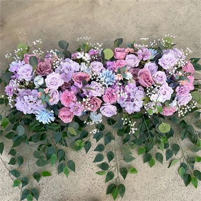 Casament amb arc floral penjant lavanda